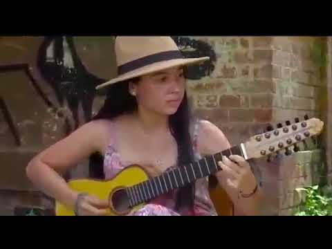 Valentina Gómez Sanabria con el requinto tiple interpreta El Diablo Suelto