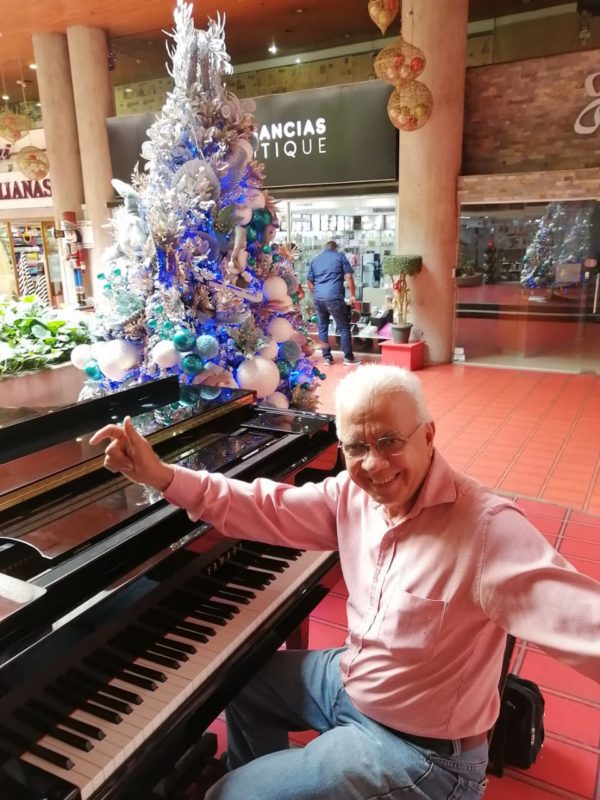 Aguinaldos y villancicos interpretados en el piano de Ygnacio Navarro. Es un viaje a la niñez.