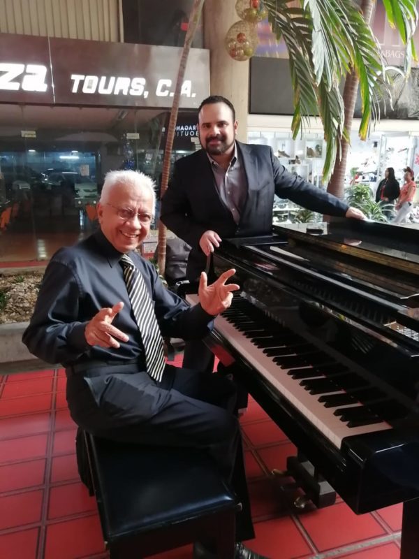 Tenor Oscaroamador Peñalver junto al Maestro Ygnacio Navarro.