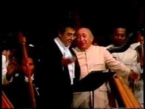 Plácido Domingo y Simón Díaz cantando Caballo Viejo