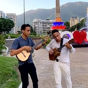 Que Vale Mas de Simón Díaz interpretada por Alis Cruces e Isidro Landaeta