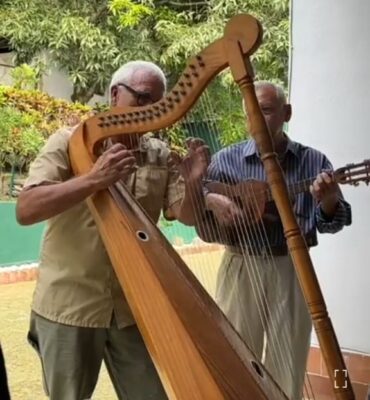 El Arpista Chocolatero interpreta una Quirpa