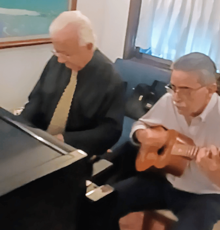 Maestro Ygnacio Navarro en el piano y Enrique Gómez en el cuatro