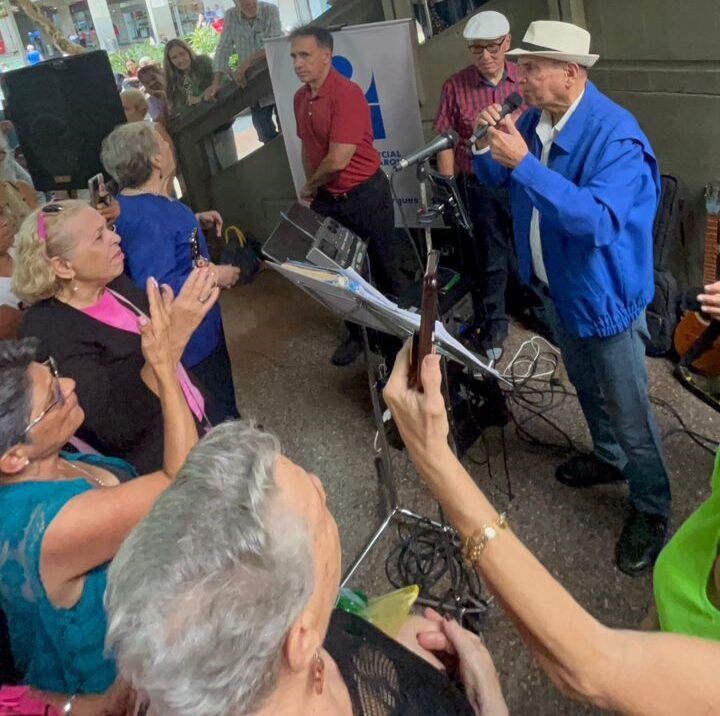 Freddy López cantanado