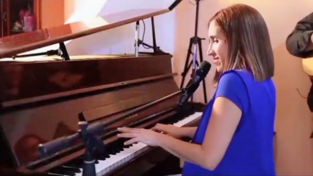 Prisca Dávila en el piano