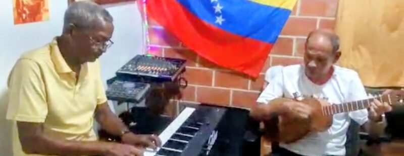 “Valles de Santa Cruz“ interpreta Enrique Culebra Iriarte en los teclados y el profesor Luis Trompeta Blanco