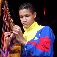 Pajarillo con el arpa de Edward Bogado