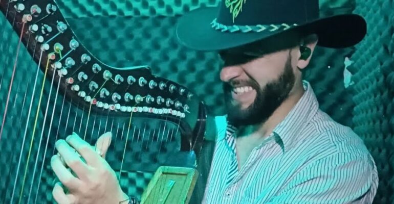 “Agua Fresca“ de Hugo Blanco interpretada en el arpa de Eduardo Guevara