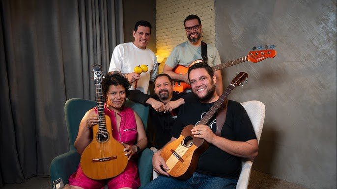 Interpreta Onda Guara junto a Mafer Bandola
