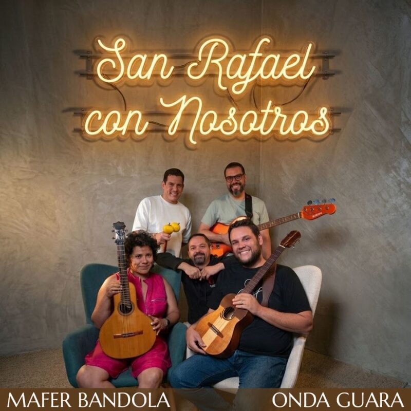Interpreta Onda Guara junto a Mafer Bandola